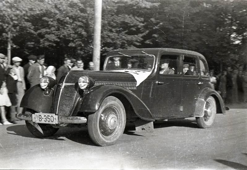 Motoristide võistlus Elvas. Sõiduauto Adler B-350, pealtvaatajate ees seismas