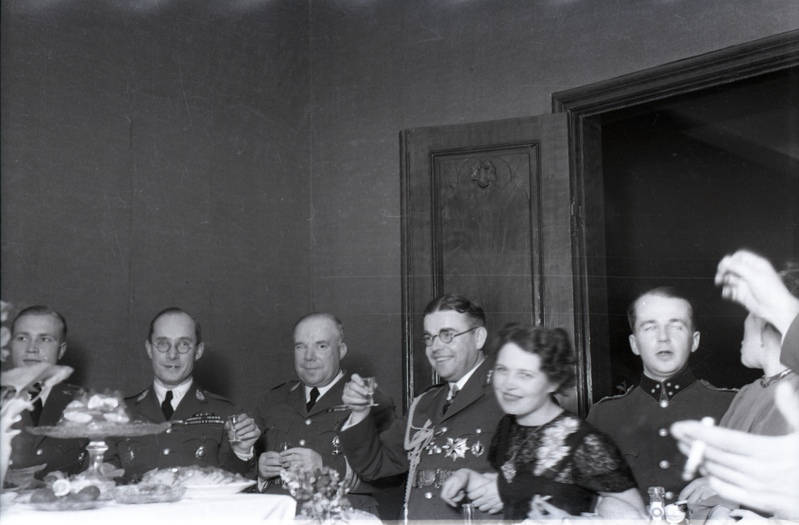 Pidulised laua ümber seismas (Kahurväe grupi (Tähtvere) aastapäev ohvitseride kasiinos)