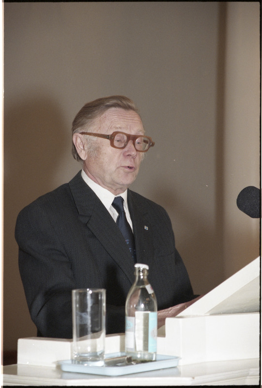 Näituse avamine TÜ raamatukogus ja Helmud Piirimäe aulaloeng oktoobris 1997