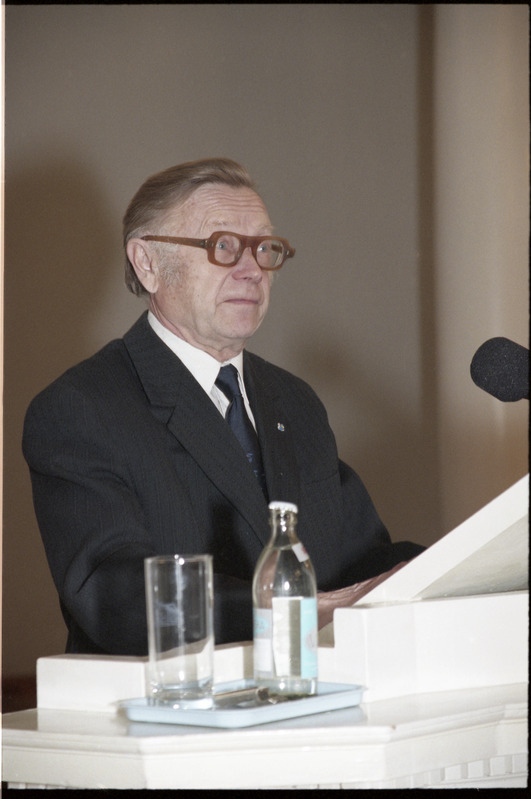 Näituse avamine TÜ raamatukogus ja Helmud Piirimäe aulaloeng oktoobris 1997