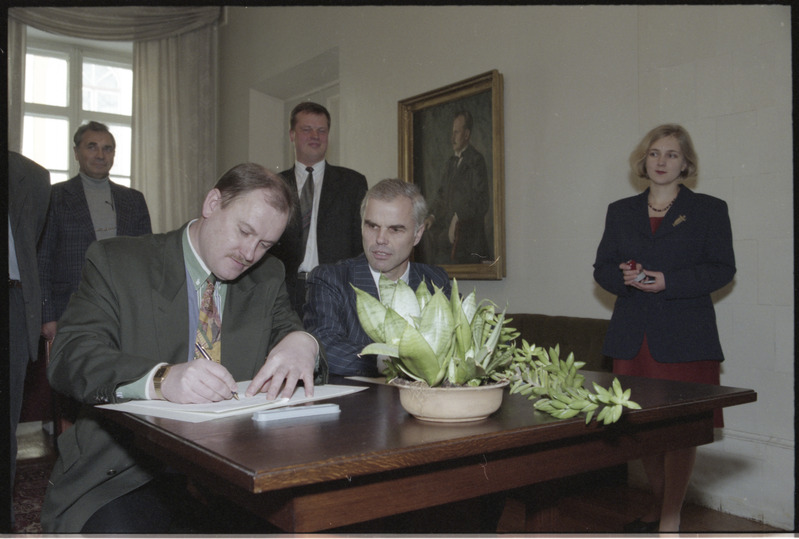 TÜ majandusteaduskonna uue maja lepingu allkirjastamine novembris 1997