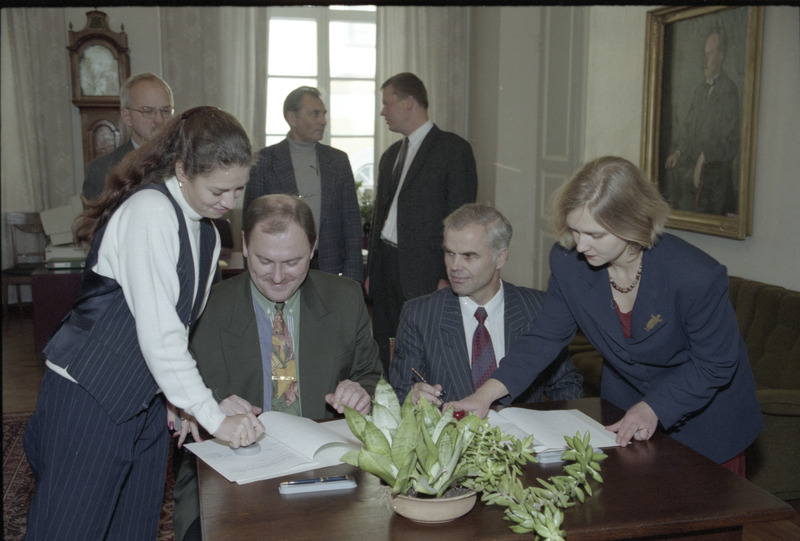 TÜ majandusteaduskonna uue maja lepingu allkirjastamine novembris 1997
