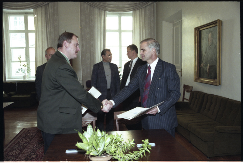 TÜ majandusteaduskonna uue maja lepingu allkirjastamine novembris 1997
