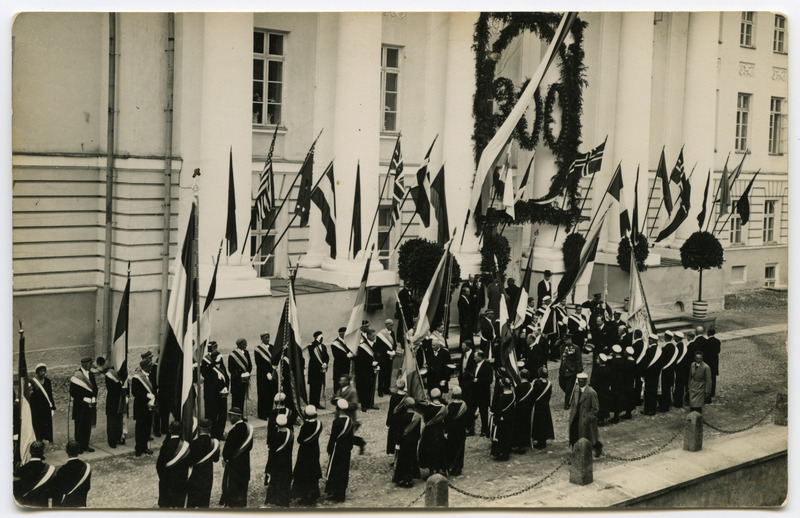 Tartu ülikooli 300. aastapäev 1932. a. Korporatsioonide esindus pidulikus rivistuses peahoone ees