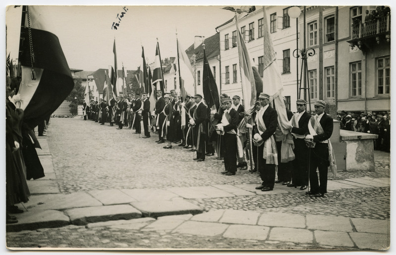 Tartu ülikooli 300. aastapäev 1932. a. Korporatsioonide esindus pidulikus rivistuses peahoone ees