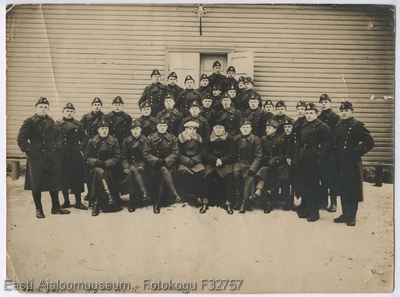 Grupipilt hoone taustal: Aegna komandantuuri II patarei meeskond.