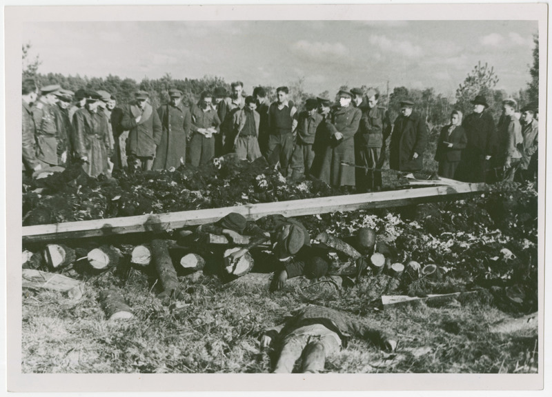 Klooga koonduslaager. Riiklik uurimiskomisjon massimõrvamispaigaga tutvumas 1944.a.