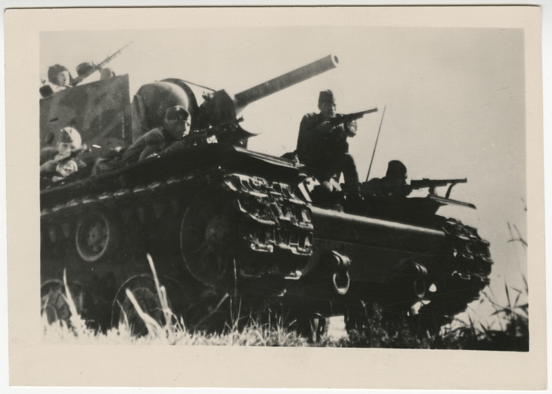 Emajõe forsseerimine - nõukogude armee eesti rahvuskorpuse tank sõduritega.