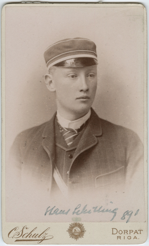 Foto albumis: Tallinna Toomkooli õppejõudude ja õpilaste portreedega. Hans Schilling.