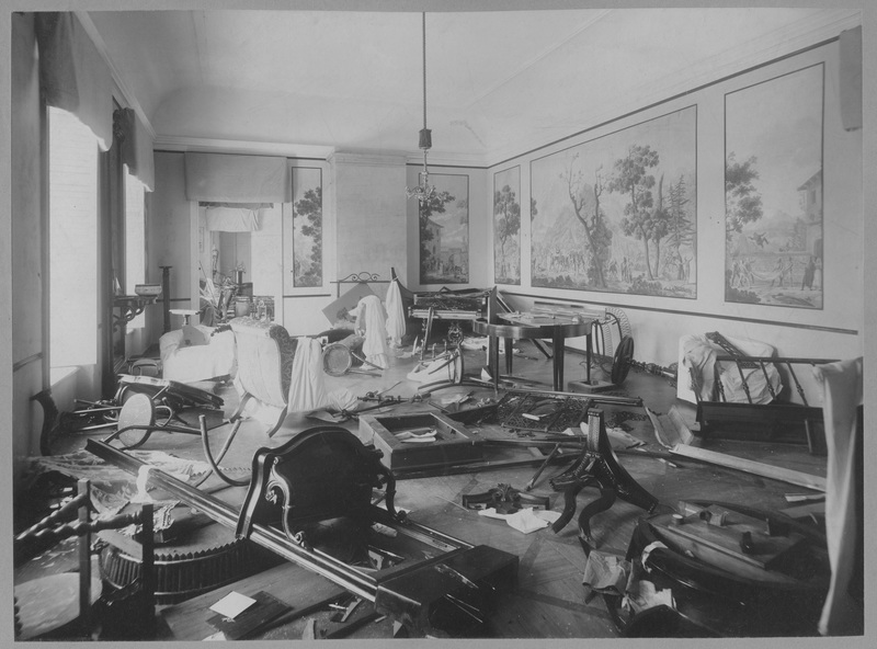 Lohu mõisa sisevaade pärast 1905.a ülestõusu käigus toimunud mõisate põletamist.