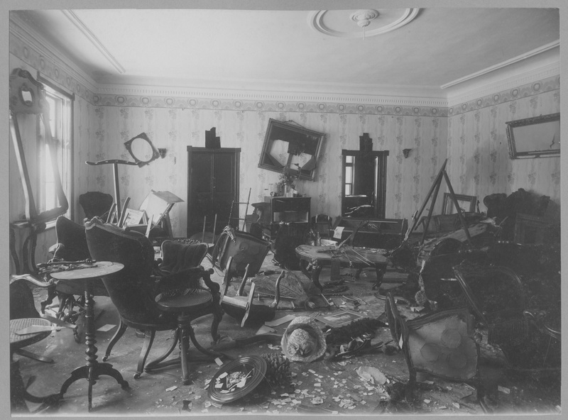 Ojasoo mõisa sisevaade pärast 1905.a ülestõusu käigus toimunud mõisate põletamist.