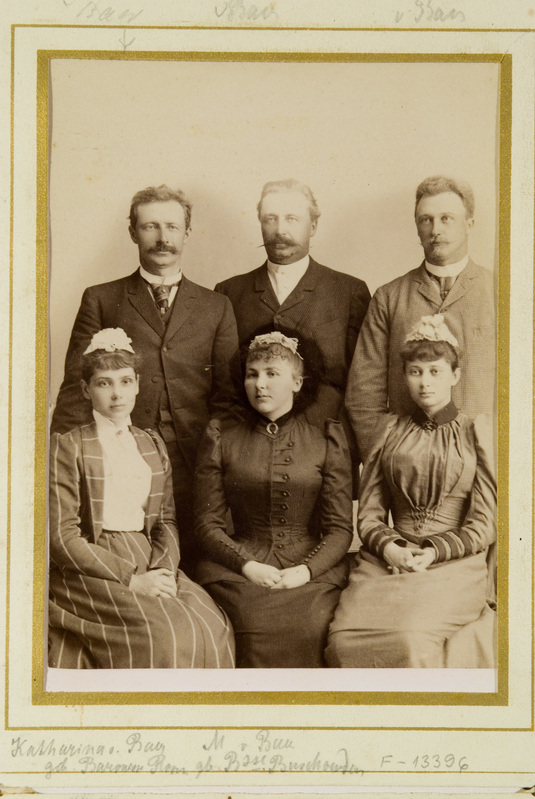 Grupifoto: Alexander von Baeri ja Cecilia von Baeri, sünd. Stackelberg, pojad koos abikaasadega. Vasakult 1.paar: Ernst v. Baer (s. 1863) ja Gertrud v. Baer, sünd. Harten (1871-1902); 2.paar: Alexander v. Baer (1856-1917) ja Dagmar v. Baer (s. 1855) ja Katharina v. Baer, sünd. Rosen (s. 1860).