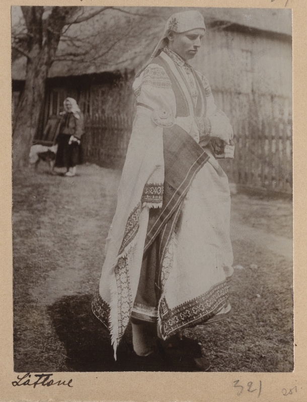 Pruudirõivastes naine Lääne-Kuramaalt, Rutzawast.