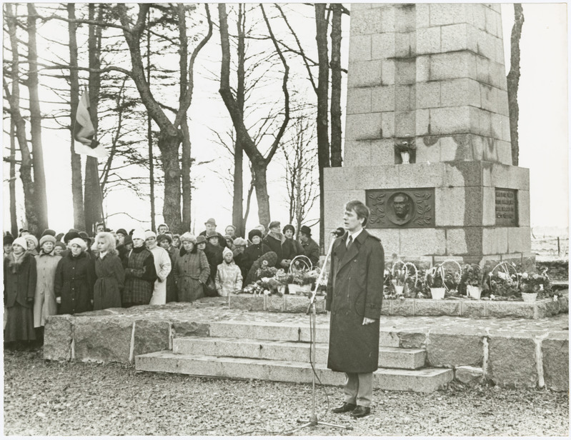 T. Velliste kõneleb K. Päts´i sünnipäeval Tahkuranna mälestusmärgi juures