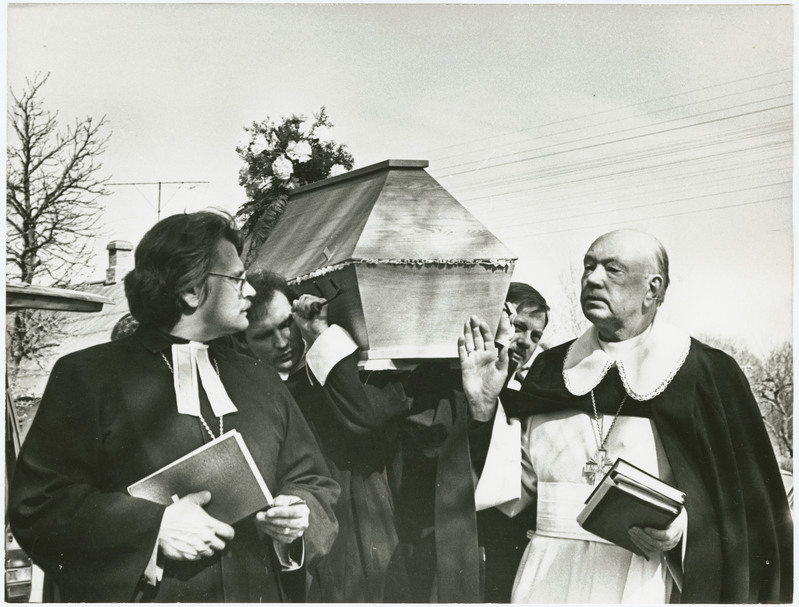 Mõrvatud Järvamaa praosti Harald Meri ja tema majapidajanna Valve Kleini matused Jüris. Fotol kirstu väljakandmine. Paremal seisab EELK peapiiskop Kuno Pajula