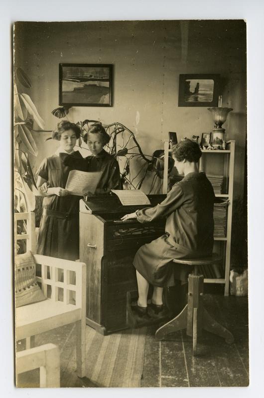 Kilingi-Nõmme - M. Otstavel´i tütred kodus musitseerimas 8.04.1928.a.