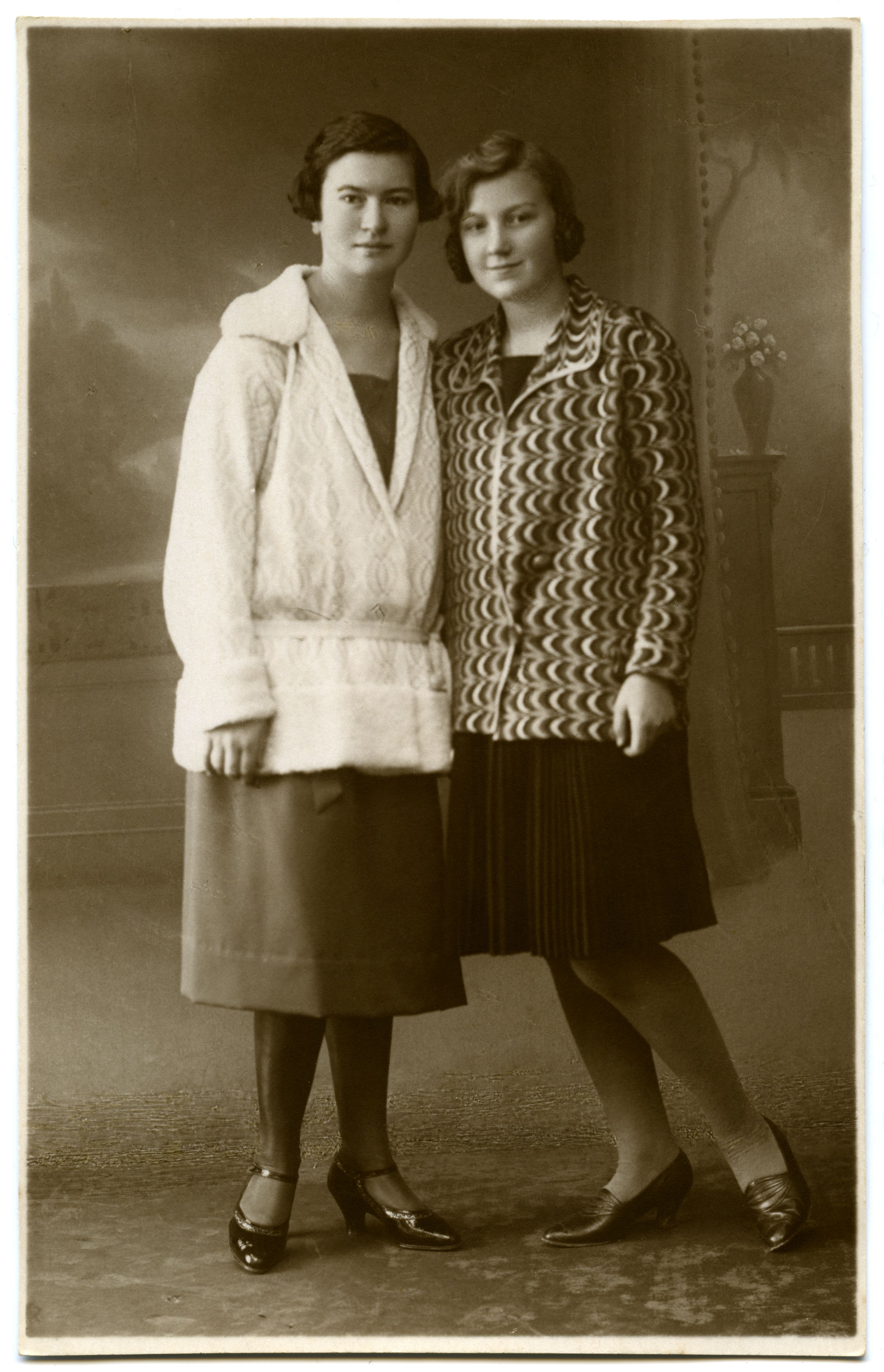 Kaks neidu pikkades jakkides 4.12.1927