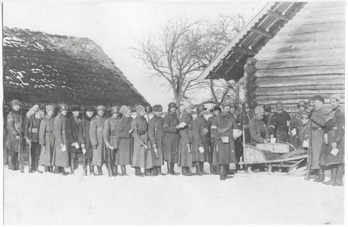 Eesti Asutava Kogu valimised. Sõdurid valimas vabadussõja rindel, Setumaal Rõžikovo külas, 5. aprillil 1919.