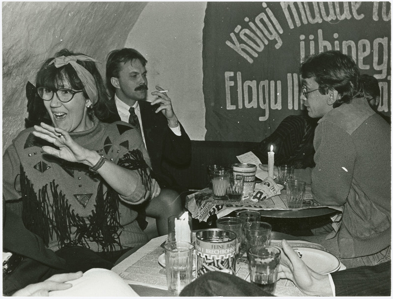 ETV tähistas novembris 1992 oktoobrirevolutsiooni 75-at aastapäeva "Eeslitallis" koos vastava sümboolikaga
