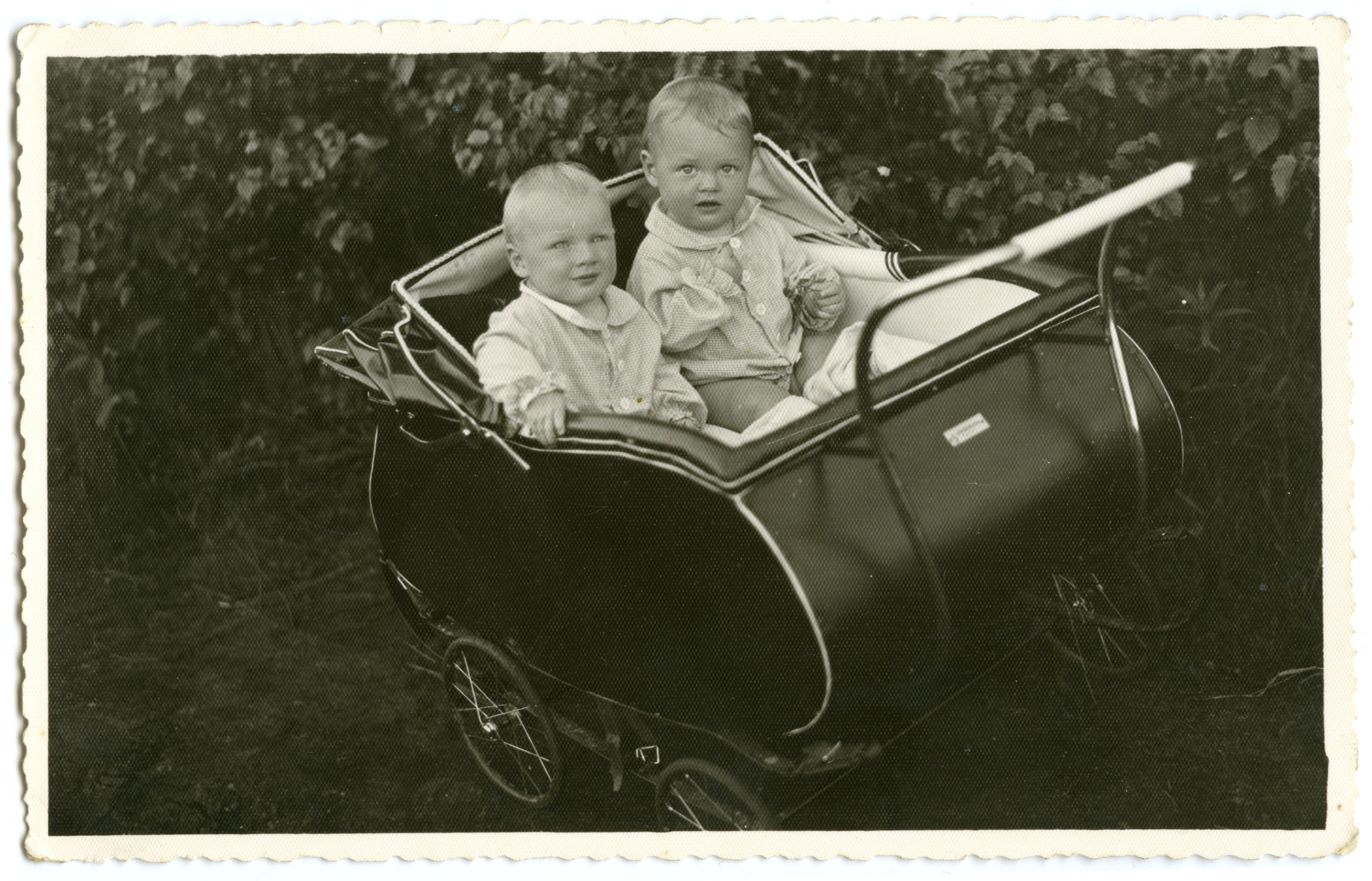 11 kuud ja 13 päeva vanad kaksikud Hellar ja Luuli kaksikute vankris.27.07.1938.a.