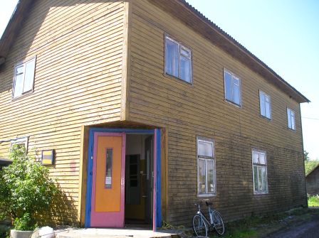 Endise ambulatooriumihoone peasissepääs. Kasepää küla, Pikk tn