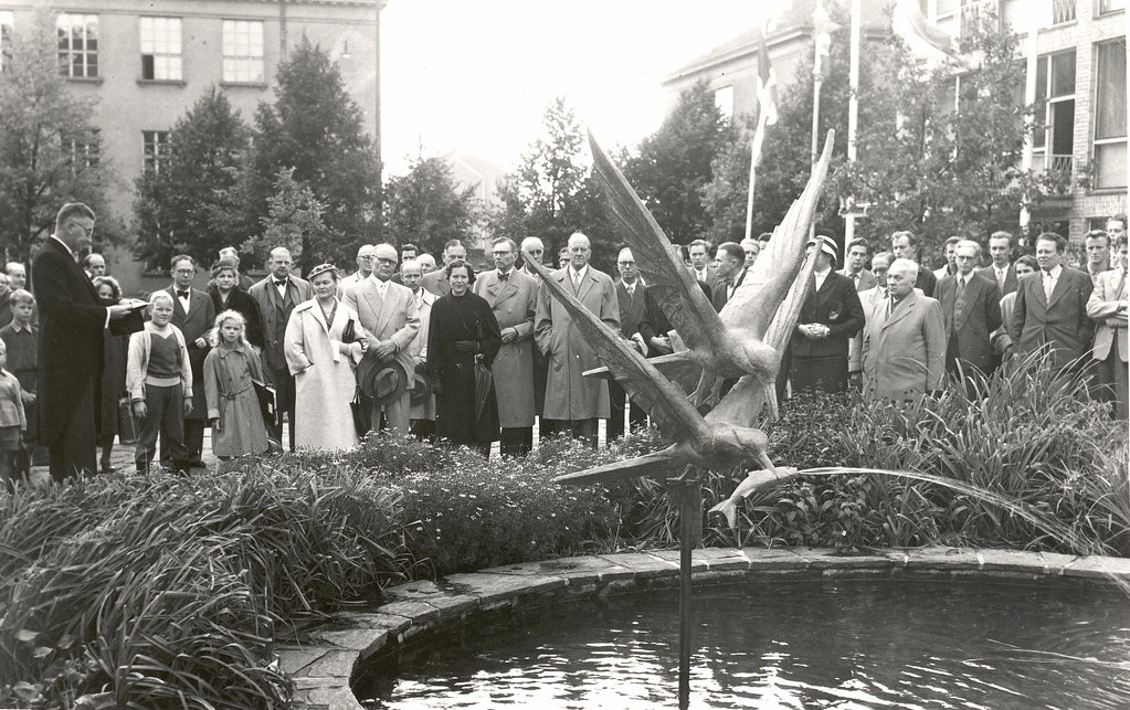 Unveiling ceremony of the Business Winner (Profit) fountain, 1954