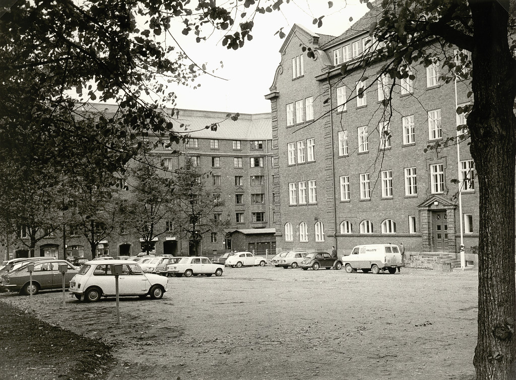 Cars in front of the Chydenia building
