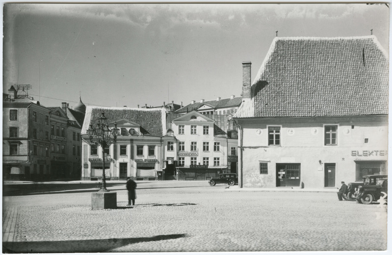 Vaade Raekoja platsile, paremal Vaekoda, silmapiiril Toompea hooned.