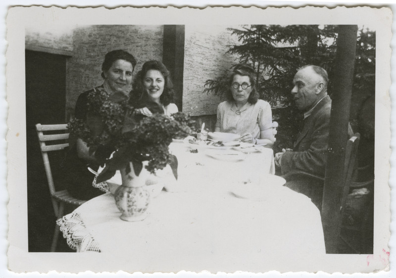 Paul Laamann Saksamaal külas abikaasal ja tütrel 1944.a.