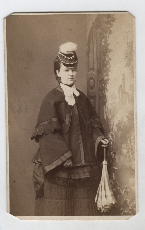 Poolfiguur-portree: tuvastamata naine mantli ja kübaraga.