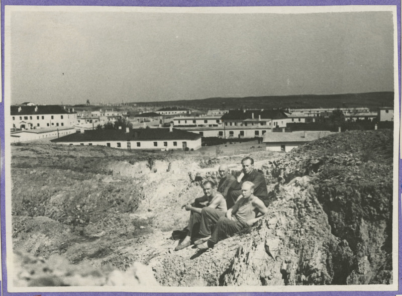 Spasski laagri üldvaade - ees grupp mehi, taga barakid.