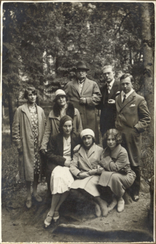 Grupifoto: Vassili Henrichsoni perekond või tuttavad.