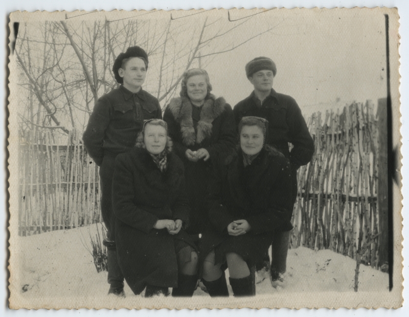 Grupipilt: väljasaatetud eestlased Krasnojarski krais Karatusski rajoonis Motorski sovhoosis.