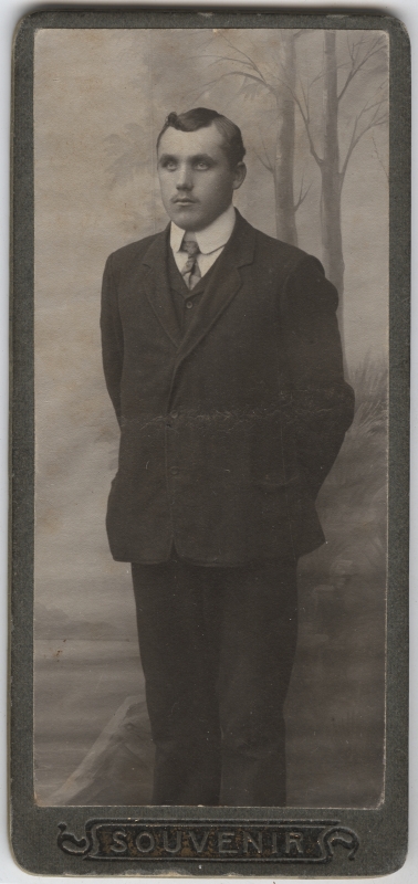 Portreefoto Hans Nuia perekonnaalbumist.