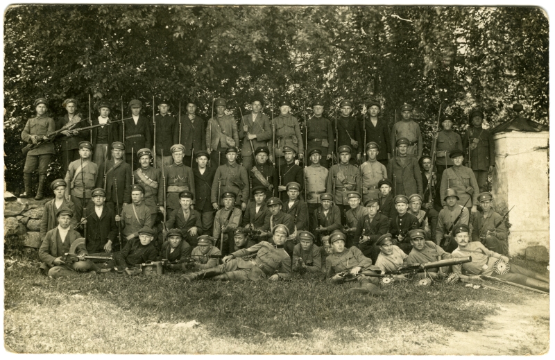 Grupifoto - sõjaväelased Vabadussõja päevilt. Tagaküljel pildilolijate nimed.