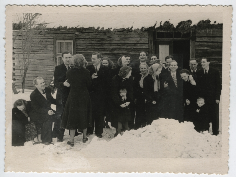 Grupipilt: Siberis Dudinkas asumisel olevad eestlased eluhoone ees.