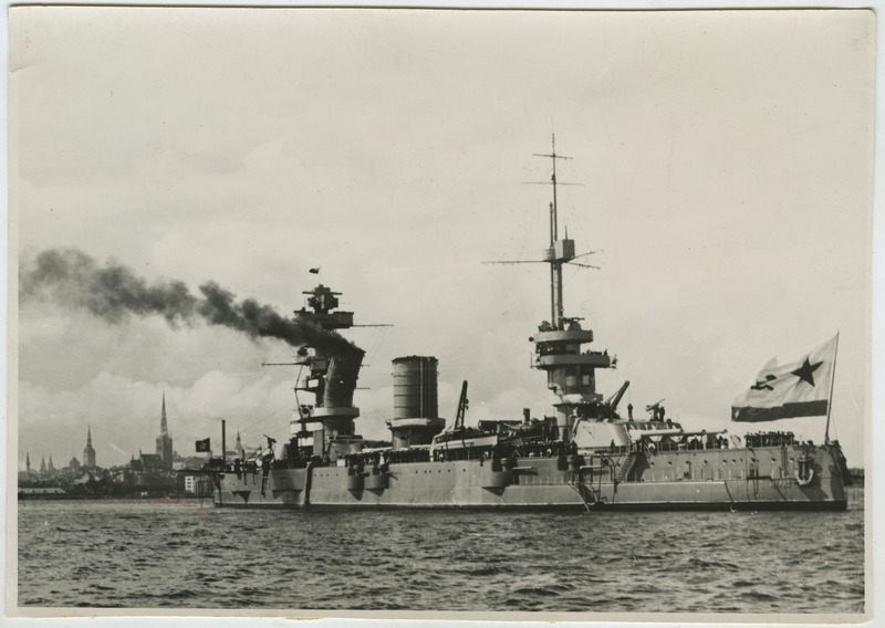Nõukogude sõjalaev "Marat" Tallinna reidil.