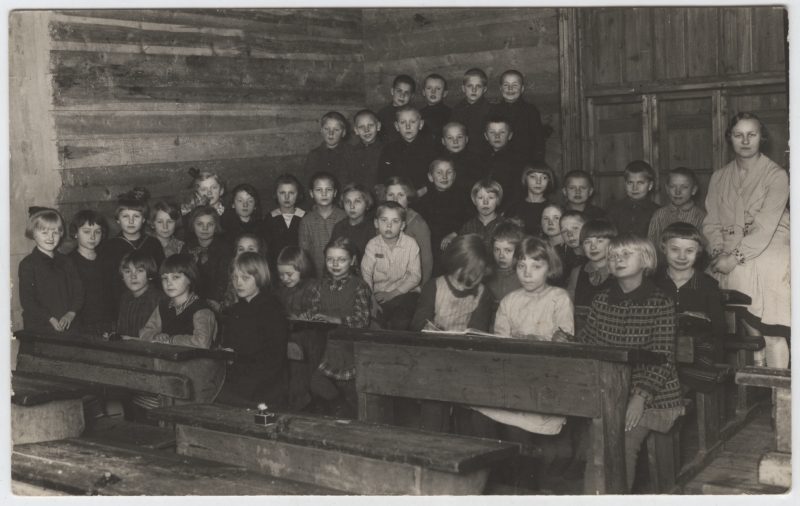 Loksa kooli õpilased klassis.