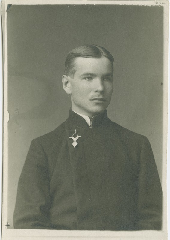 Albrecht Altma Rakvere gümnaasiumi vormis, rinnas kooli lõpumärk