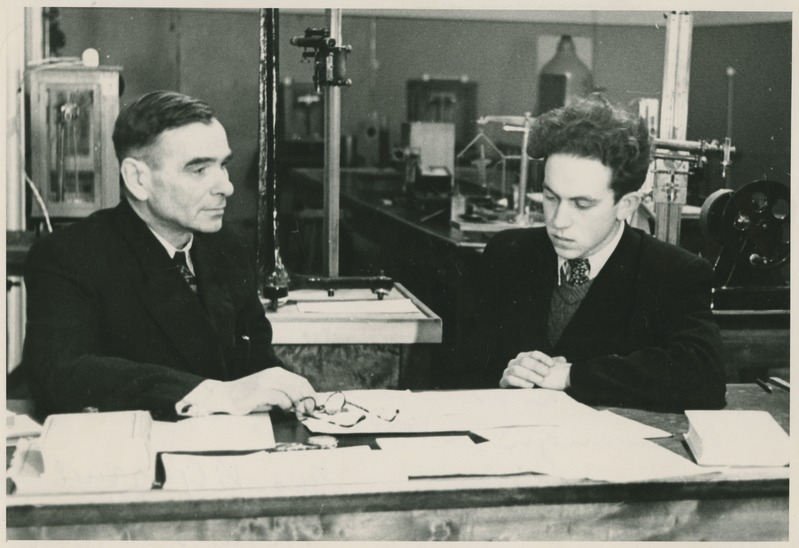 TPI keemia-mäeteaduskonna II kursuse kommnoor Toivo Kõiv prof. Albrecht Altma juures füüsika eksamil, jaan. 1952