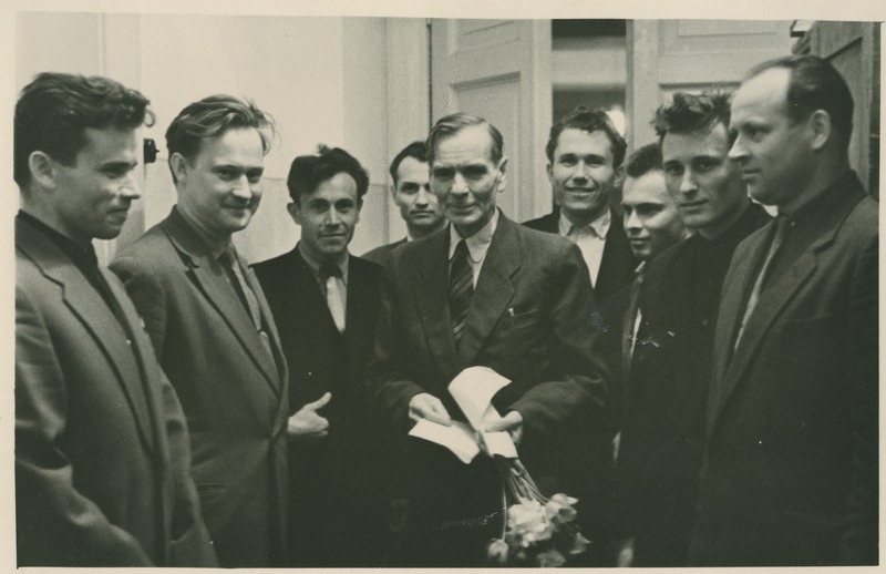 TPI vene õppekeelega õhtune rühm pärast viimast eksamit füüsikas, keskel lilledega prof. Albrecht Altma, 1962