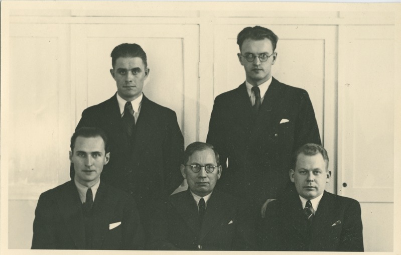 Tallinna Tehnikaülikooli füüsika laboratooriumi koosseis, 1. reas: Mets, Kilkson, Koppel; 2. reas parempoolne Aruoja, 1938