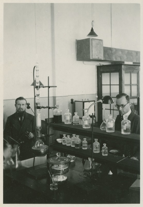 TTÜ orgaanilise keemia laboratoorium Marati 4, assistent Väärismaa ja B. Torpan katset demonstreerimas, 1938