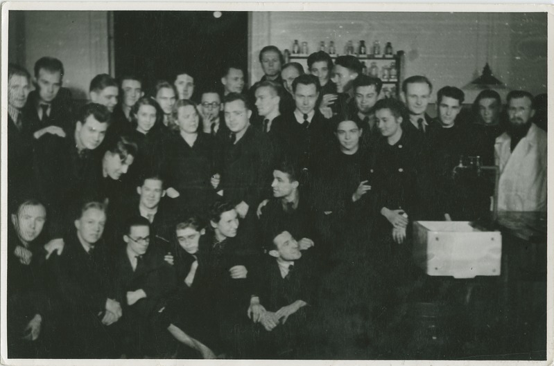 TTÜ keemiateaduskonna üliõpilased analüütilise keemia laboris, grupipilt, 1939.a.