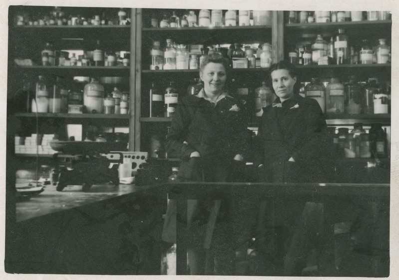 Leida Veem ja Leida Tooming TPI keemialaos Marati 4, 1944
