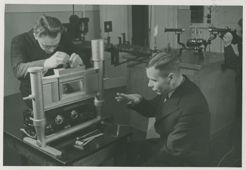 Endel Aruja ja adjunktprofessor  Albrecht Altma TTÜ füüsika laboratooriumis katseid tegemas, 1939