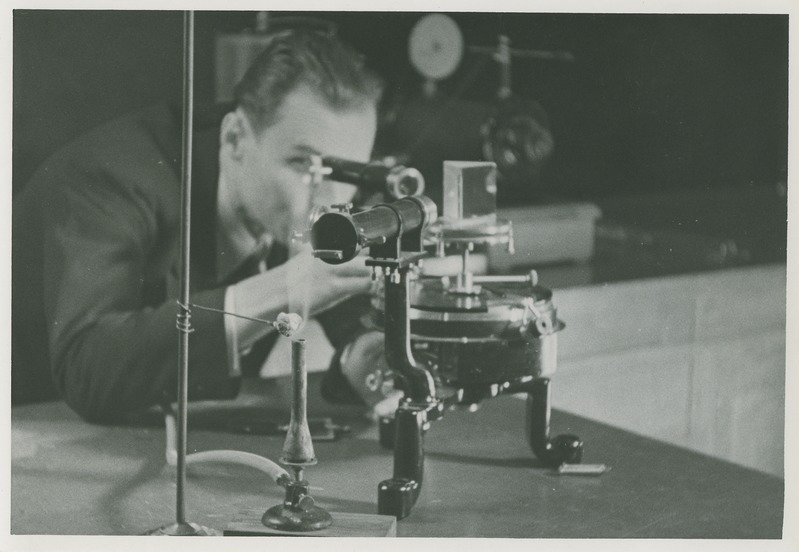 Tallinna Tehnikaülikooli õppejõud Georg Mets füüsika katsete demonstratsiooni tegemas, 1938