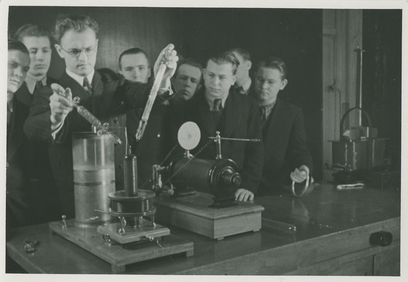 TTÜ füüsikalaboratooriumi õppejõud Endel Aruja demonstreerimas üliõpilastele "Tesla" transformaatorit, 1938