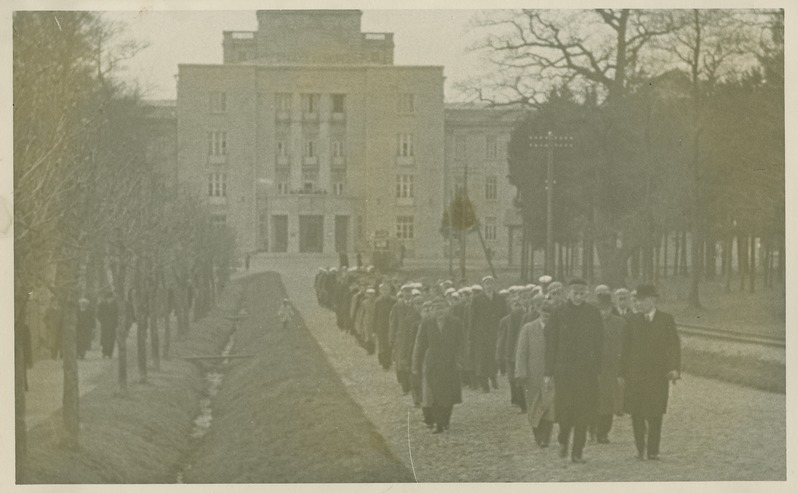 Tehnikaülikooli üliõpilaste kolonn vormimütsides marssimas peahoone eest Koplis linna poole 1. mail 1938