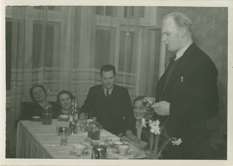 Keemikute koosviibimine, vasakult: E. Talts, A. Männiksoo, K. Kaart, A. Kleiberg, seisab E. Elmann, 1938.a.